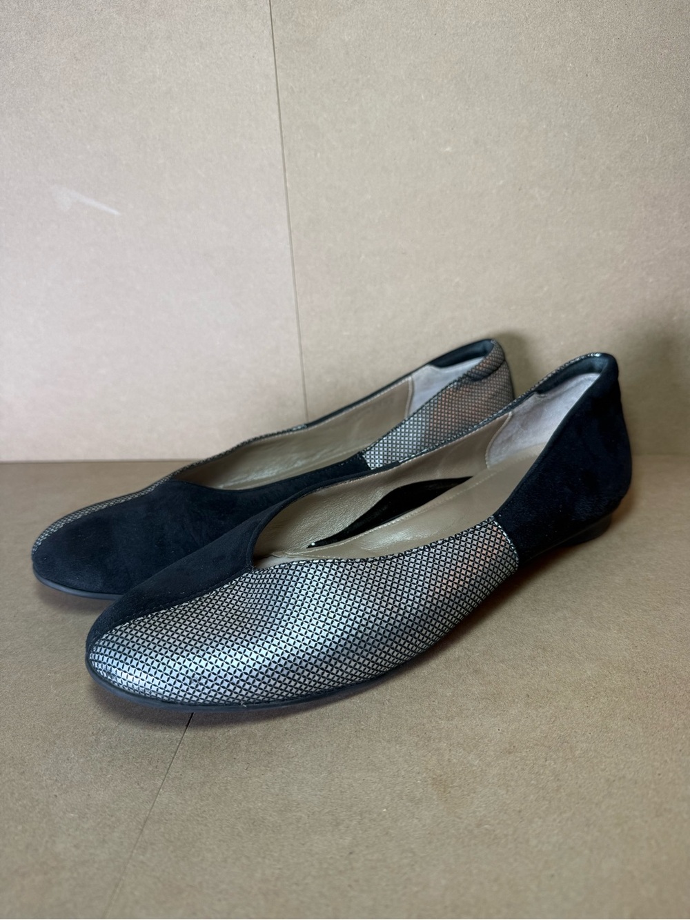 BeautiFeel Amanda Ballet Flats Pewter Pizel Print Black Suede Size US 9/9.5